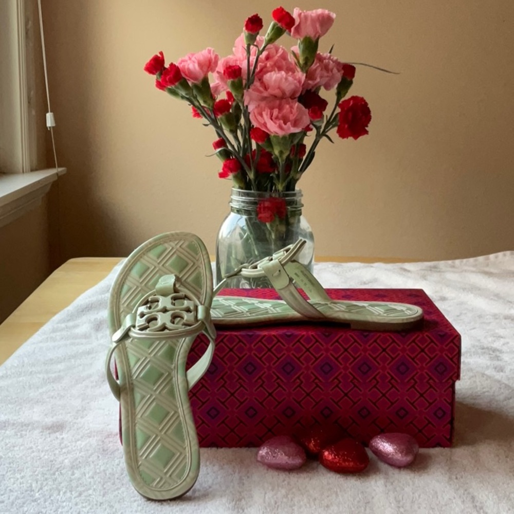 💚 TORY BURCH METAL MILLER SANDALS 💚 - Picture 10 of 16